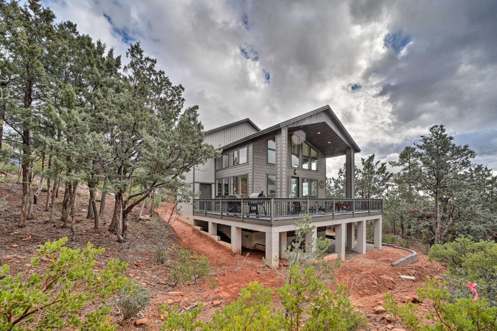 Modern Cabin Strawberry Mtn Views and Hot Tub!
